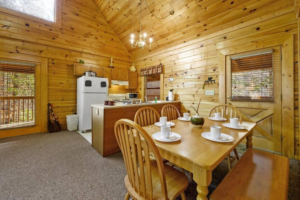 Beautiful 2 Bed Cabin With Hot Tub And Resort Pool Sevierville Ngoại thất bức ảnh