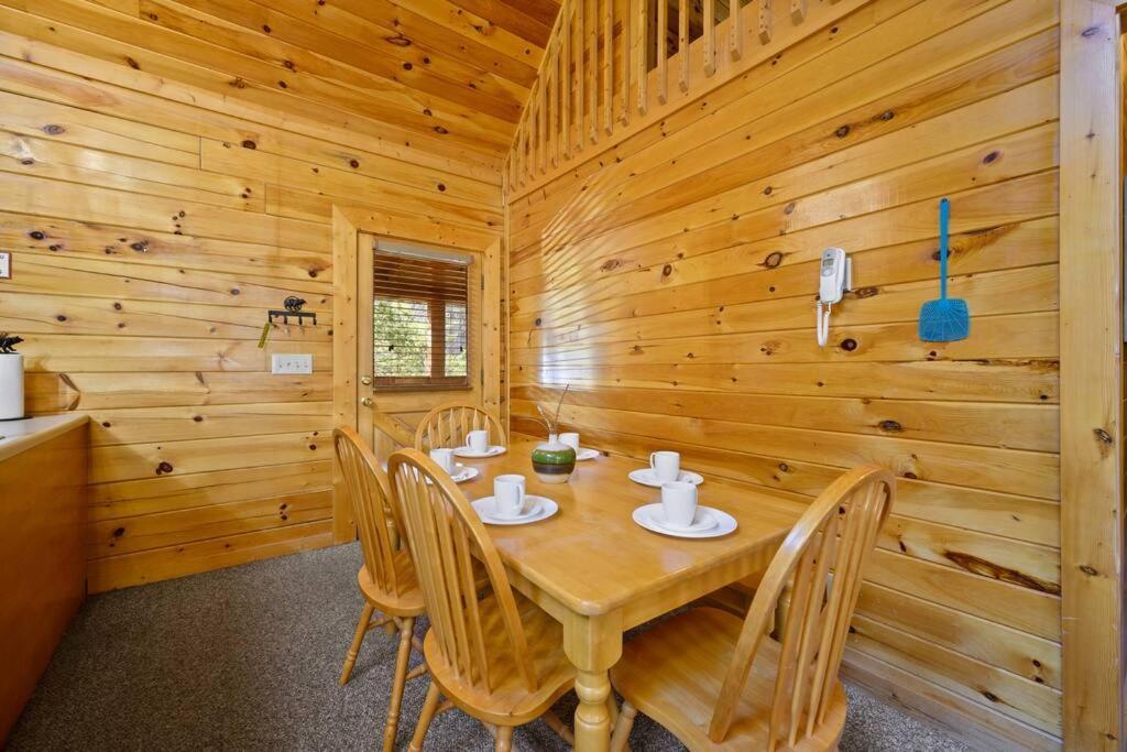 Beautiful 2 Bed Cabin With Hot Tub And Resort Pool Sevierville Ngoại thất bức ảnh