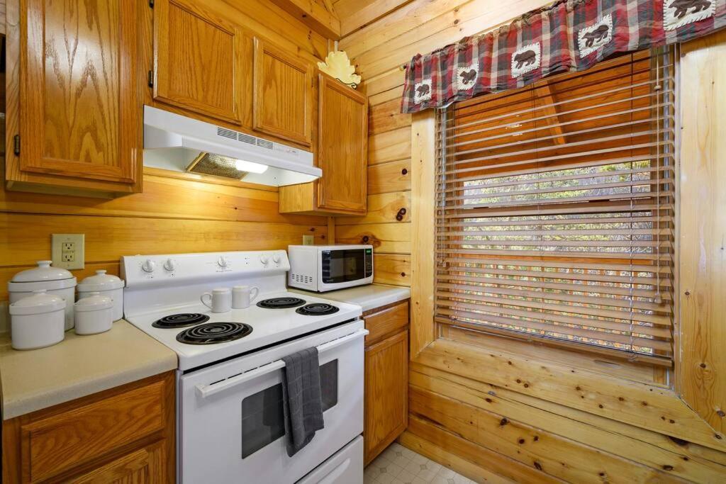 Beautiful 2 Bed Cabin With Hot Tub And Resort Pool Sevierville Ngoại thất bức ảnh