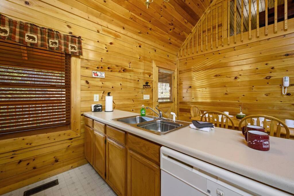 Beautiful 2 Bed Cabin With Hot Tub And Resort Pool Sevierville Ngoại thất bức ảnh