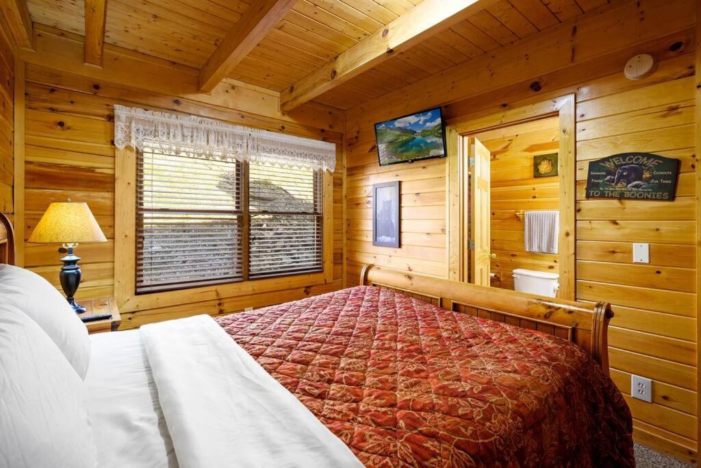 Beautiful 2 Bed Cabin With Hot Tub And Resort Pool Sevierville Ngoại thất bức ảnh