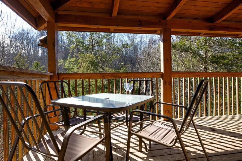 Beautiful 2 Bed Cabin With Hot Tub And Resort Pool Sevierville Ngoại thất bức ảnh