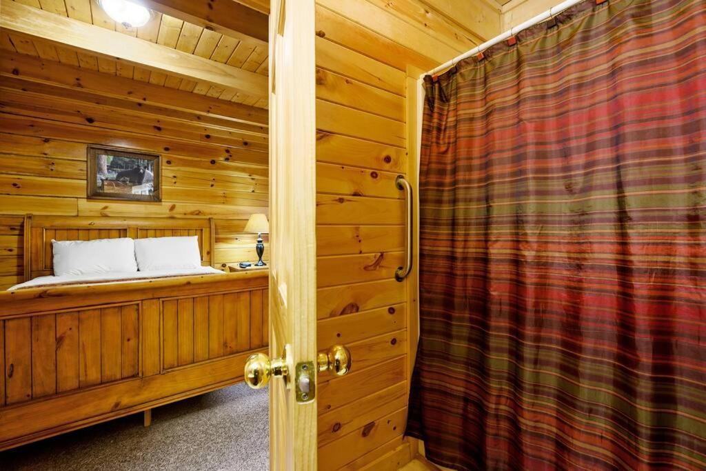 Beautiful 2 Bed Cabin With Hot Tub And Resort Pool Sevierville Ngoại thất bức ảnh