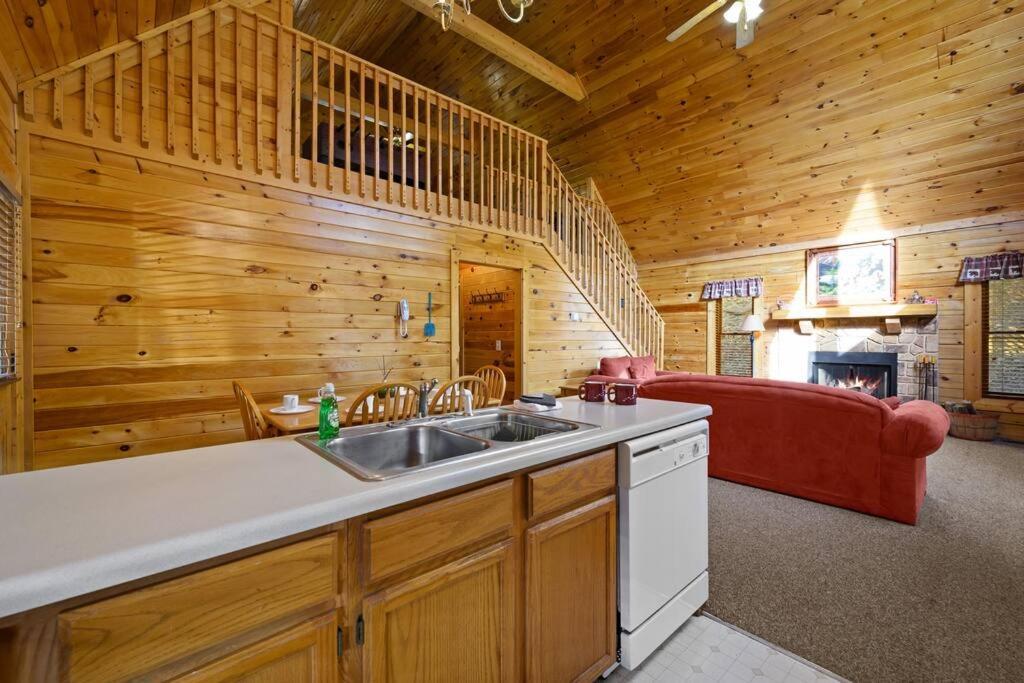 Beautiful 2 Bed Cabin With Hot Tub And Resort Pool Sevierville Ngoại thất bức ảnh