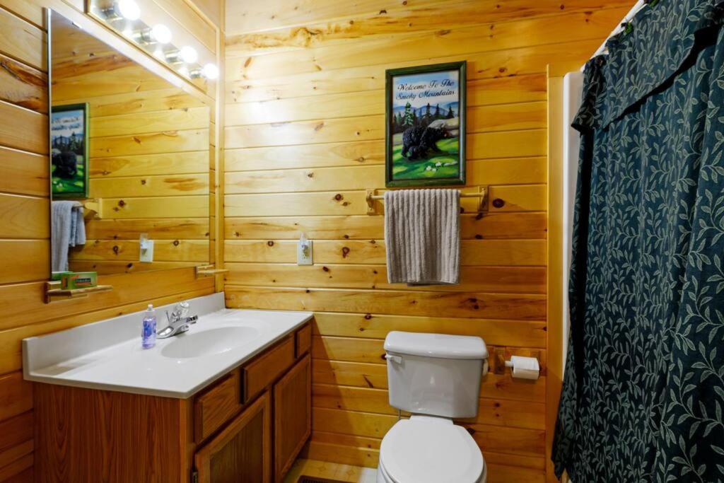 Beautiful 2 Bed Cabin With Hot Tub And Resort Pool Sevierville Ngoại thất bức ảnh
