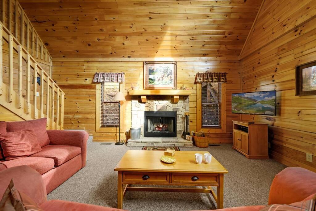 Beautiful 2 Bed Cabin With Hot Tub And Resort Pool Sevierville Ngoại thất bức ảnh