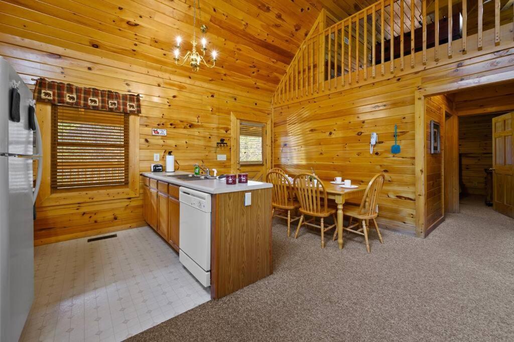 Beautiful 2 Bed Cabin With Hot Tub And Resort Pool Sevierville Ngoại thất bức ảnh