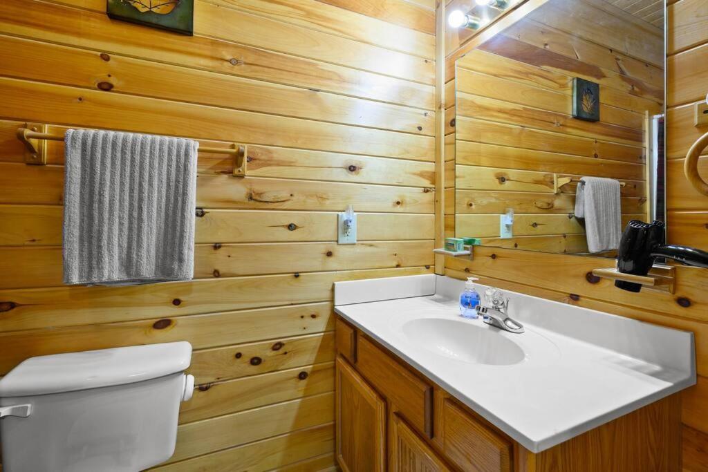 Beautiful 2 Bed Cabin With Hot Tub And Resort Pool Sevierville Ngoại thất bức ảnh