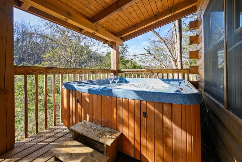 Beautiful 2 Bed Cabin With Hot Tub And Resort Pool Sevierville Ngoại thất bức ảnh