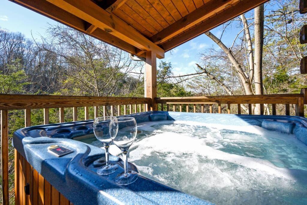 Beautiful 2 Bed Cabin With Hot Tub And Resort Pool Sevierville Ngoại thất bức ảnh