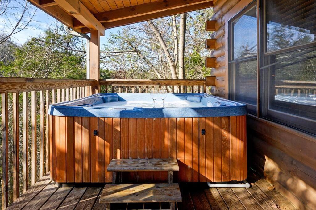 Beautiful 2 Bed Cabin With Hot Tub And Resort Pool Sevierville Ngoại thất bức ảnh