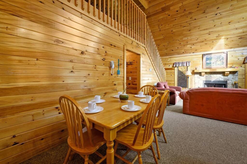 Beautiful 2 Bed Cabin With Hot Tub And Resort Pool Sevierville Ngoại thất bức ảnh