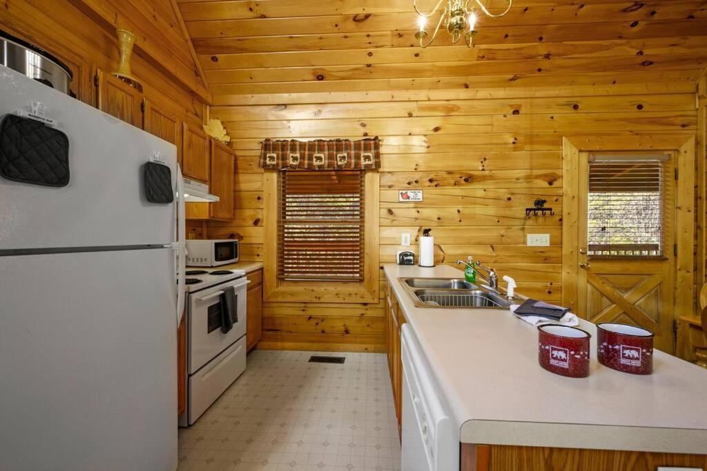 Beautiful 2 Bed Cabin With Hot Tub And Resort Pool Sevierville Ngoại thất bức ảnh