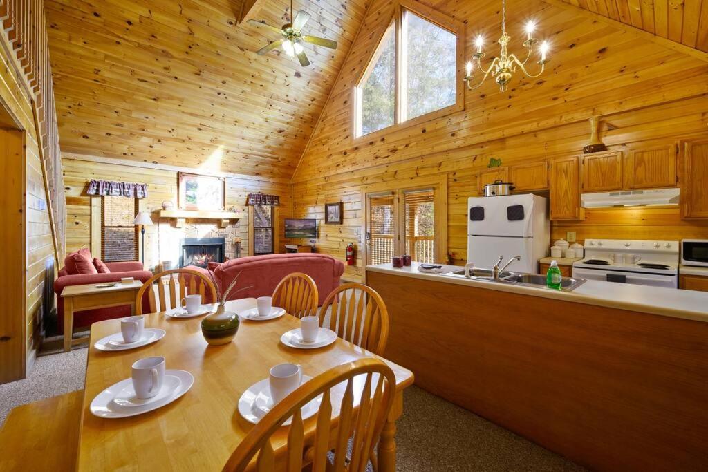 Beautiful 2 Bed Cabin With Hot Tub And Resort Pool Sevierville Ngoại thất bức ảnh